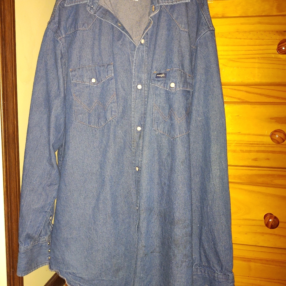 Gently worn wrangler denim 2xt tall long sleeve